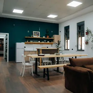 https://the-maze-hostel.hotels-in-tirana.com